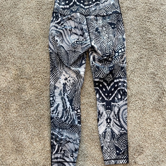 Lululemon RARE Highest Times Pant Wanderlust Winged Mosaic White Naval Blue 8 - Picture 2 of 4